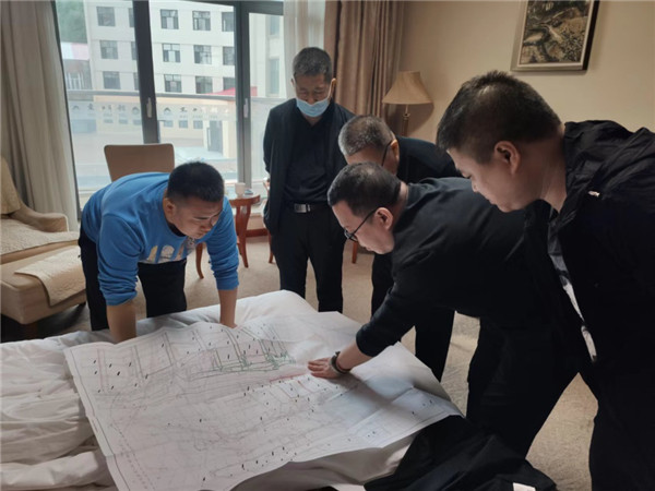 山東科技大學實用礦山壓力研究中心主任石永奎教授、郝建博士應(yīng)邀赴龍煤雙鴨山礦業(yè)集團進行技術(shù)交流