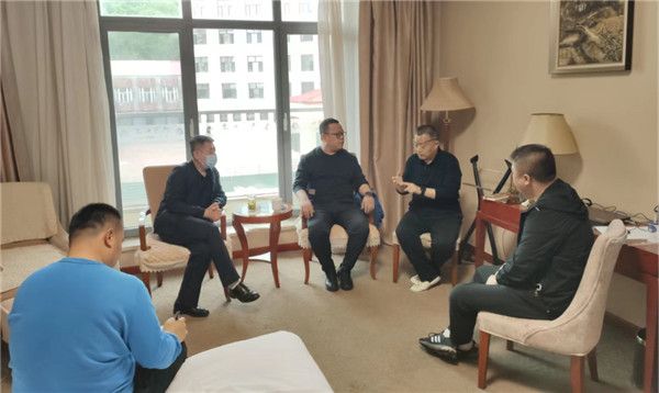 山東科技大學(xué)實(shí)用礦山壓力研究中心主任石永奎教授、郝建博士應(yīng)邀赴龍煤雙鴨山礦業(yè)集團(tuán)進(jìn)行技術(shù)交流